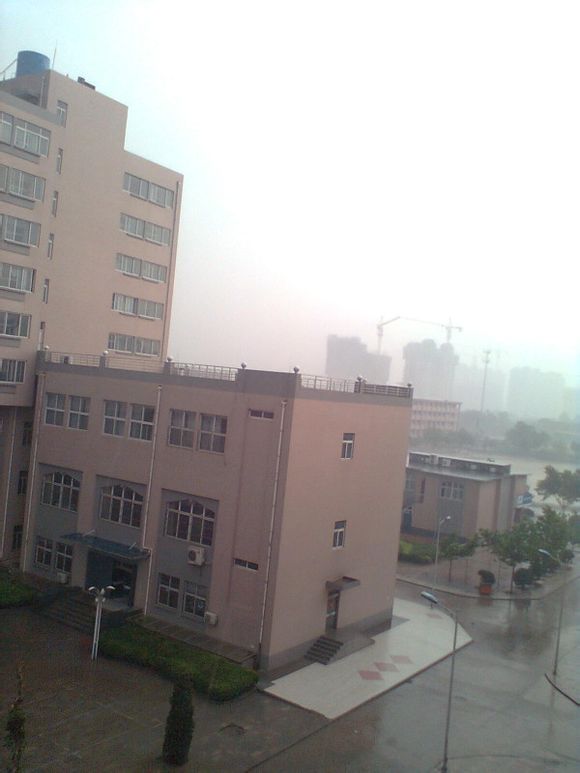 石家庄白求恩医学院雨中景色