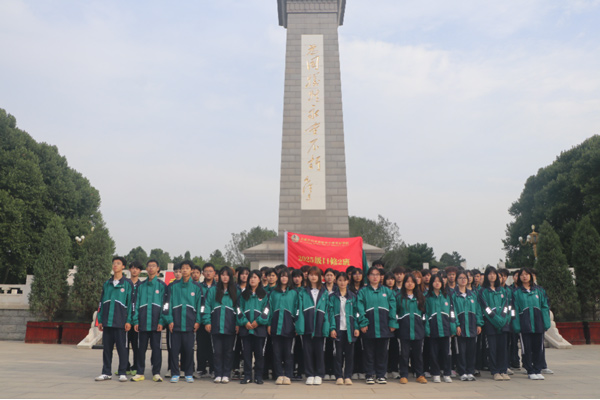 石家庄白求恩医学院学生在烈士陵园合影.jpg
