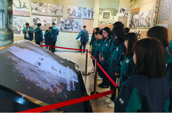 石家庄白求恩医学院学生参观烈士陵园展馆.jpg