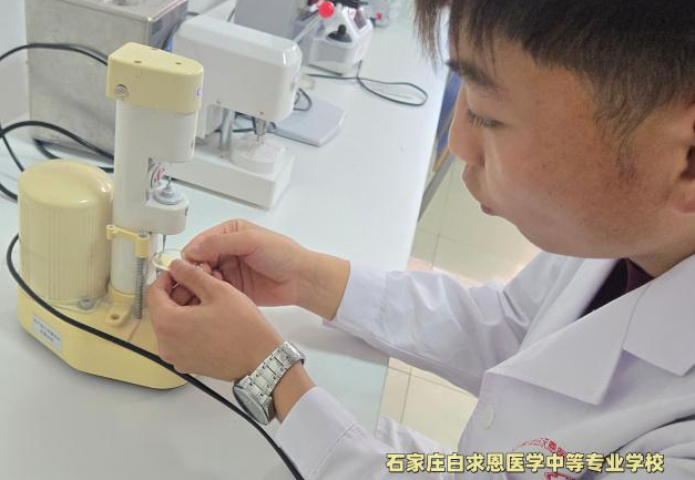 石家庄白求恩医学院眼视光与配镜专业实训.jpg