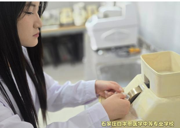 石家庄白求恩医学中等转专业学校眼视光配镜专业实训.jpg